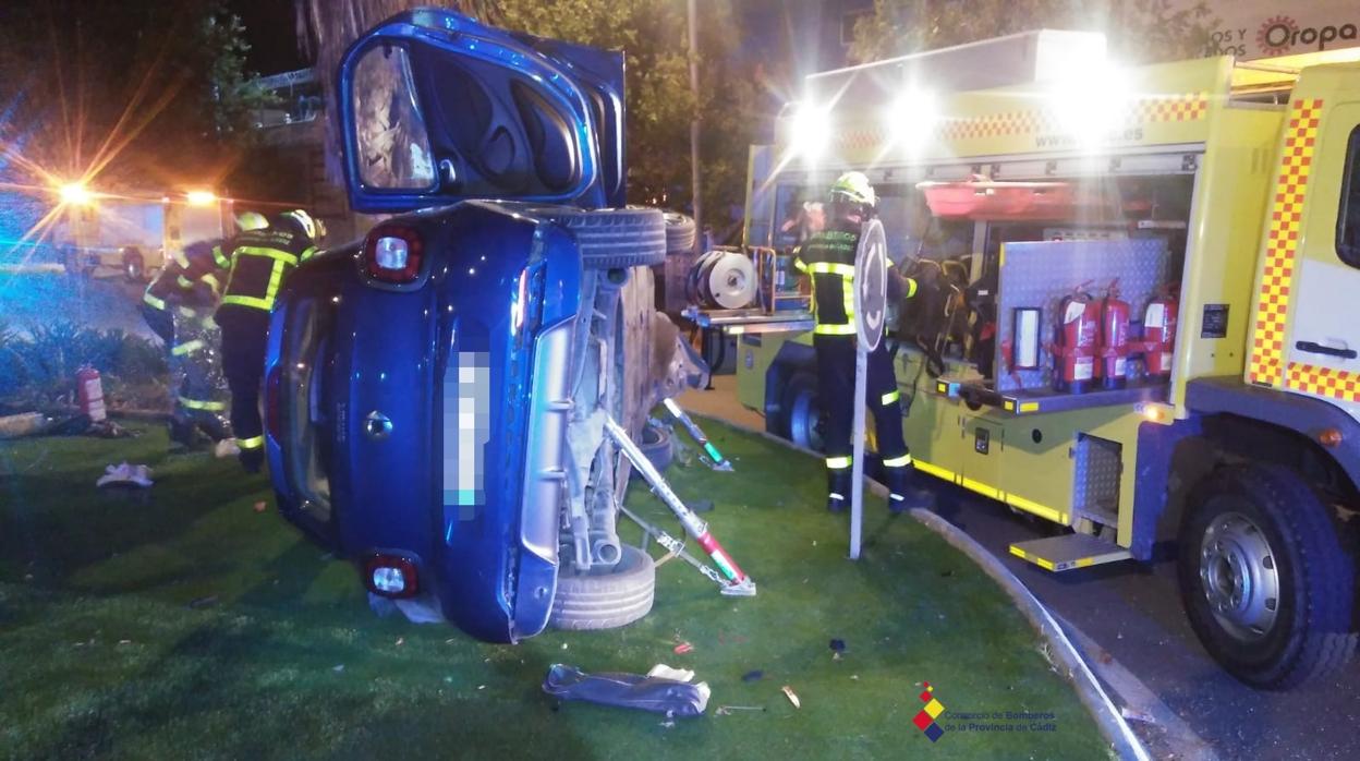 Imagen de los bomberos junto al vehículo accidentado