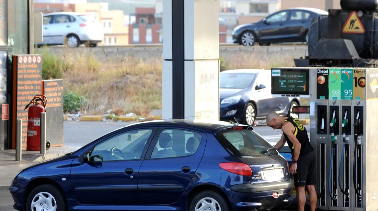 Centenares de portugueses «buscan» la gasolina en Huelva debido a las limitaciones en su país
