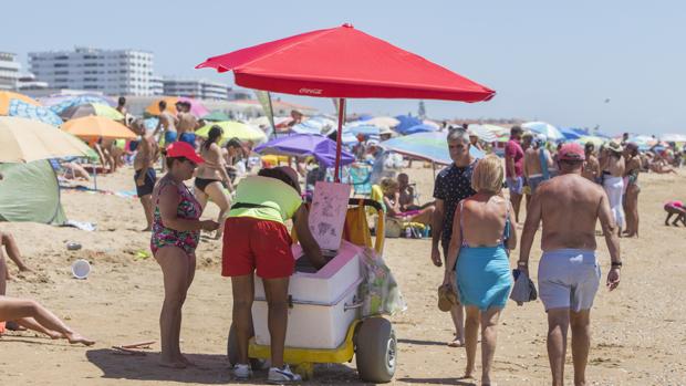 La guerra contra la venta ilegal en la playa estalla en Huelva