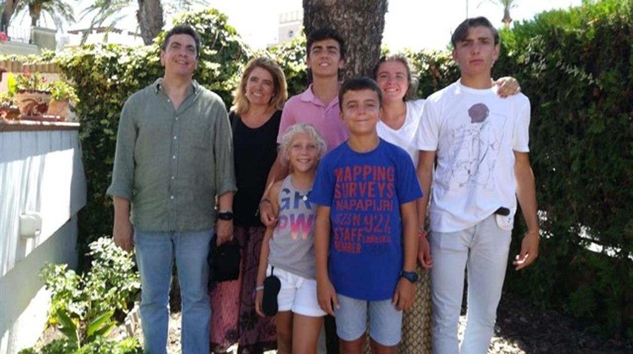 José María Ruiz, un ingeniero granadino afincado en Sevilla, junto a su familia