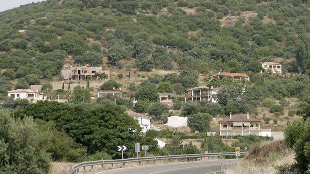 Dos heridos al volcar un coche por salida de vía en Trassierra en Córdoba