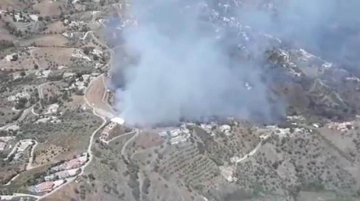 Declarado un incendio forestal en el municipio malagueño de Torrox