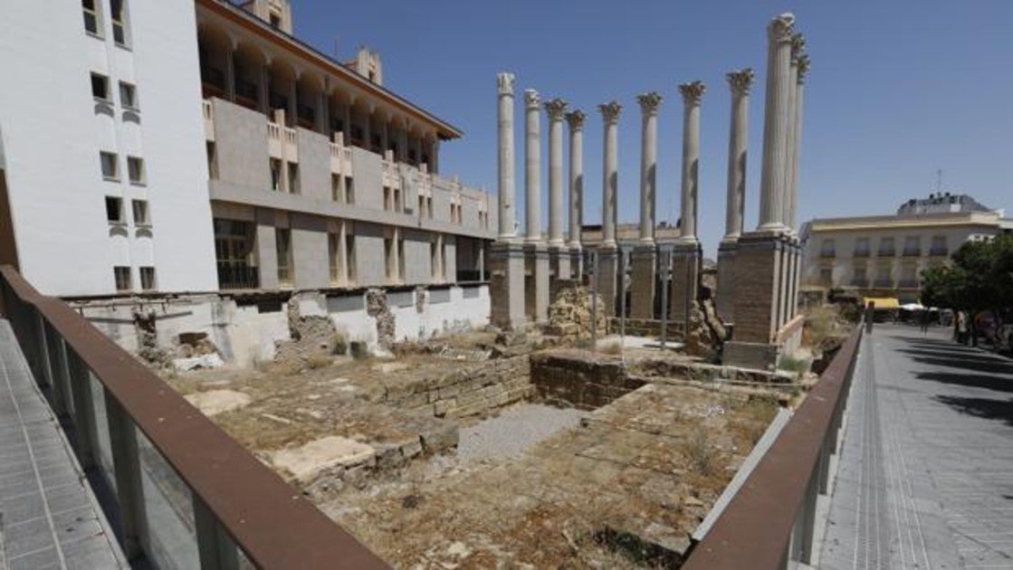 Estado del Templo Romano, con las obras paradas y repleto de hierbas