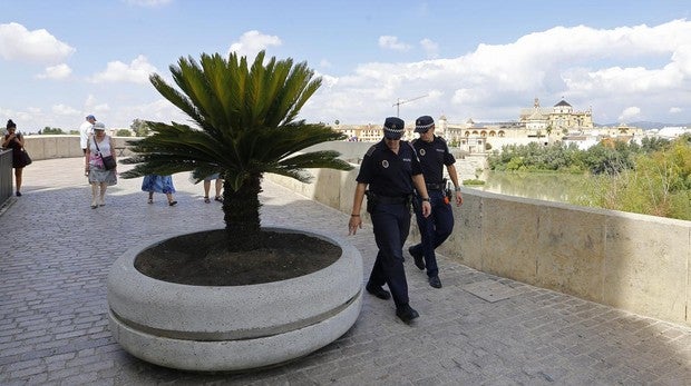 El Ayuntamiento de Córdoba tarda casi un año en comprar barreras contra atentados