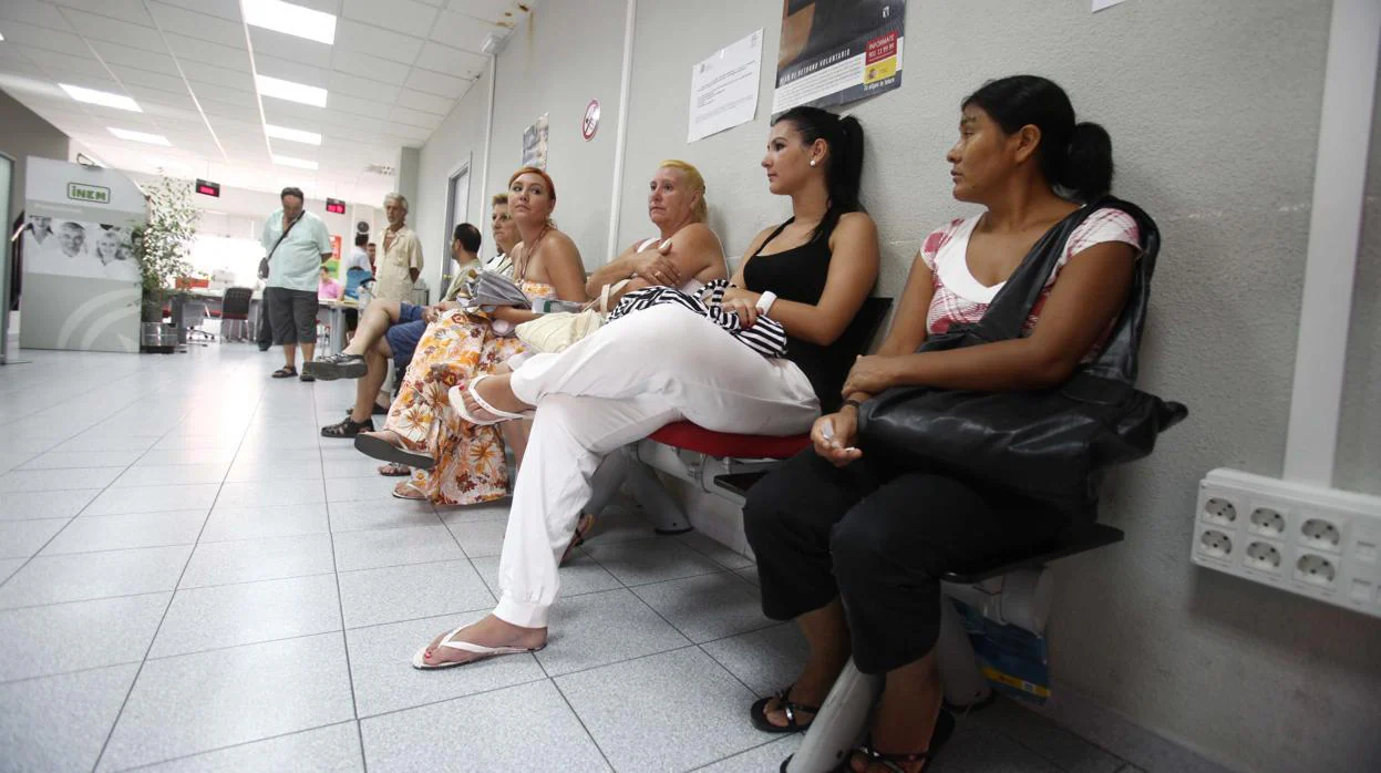 Varias mujeres aguardan su turno en una oficina de empleo de la capital