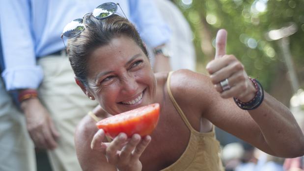 Sara Baras se lleva la subasta del mejor tomate Huevo de Toro con 3.700 euros