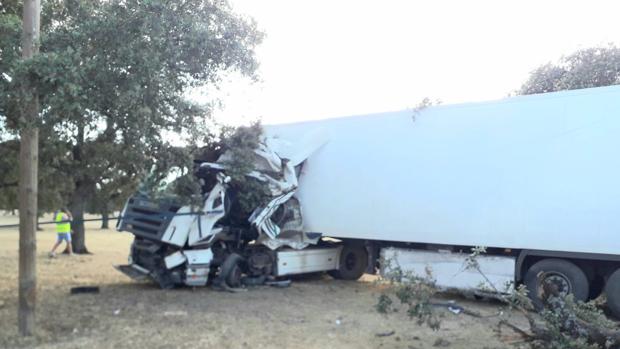 Herido muy grave tras el reventón de una rueda de camión en la carretera Pozoblanco-Cardeña