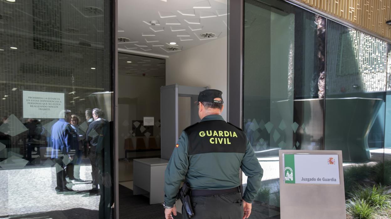 Un guardia civil entrando en la Ciudad de la Justicia de Córdoba