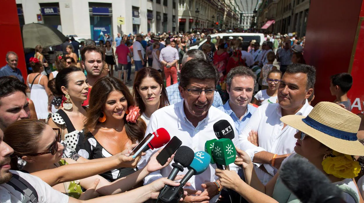 El líder andaluz de Ciudadanos atiende a los medios en su visita a la Feria de Málaga