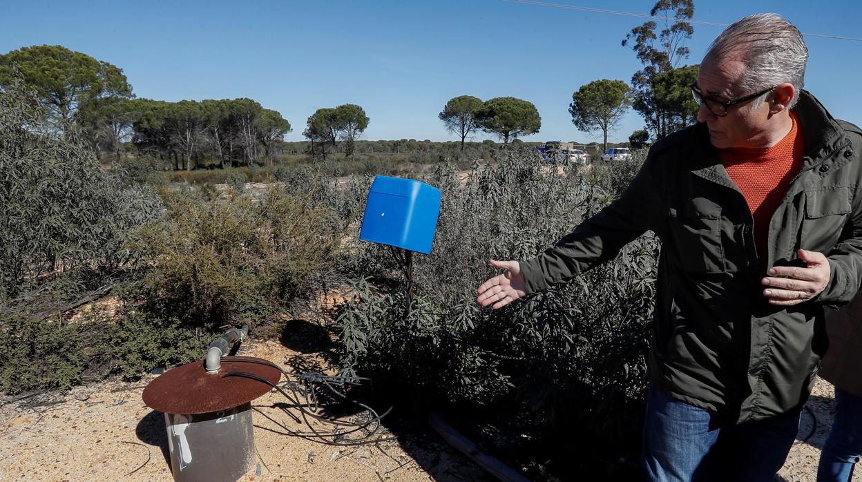 El presidente de la Confederación Hidrográfica del Guadalquivir (CHG), Joaquin Páez, muestra uno de los 77 pozos de agua ilegales ya cerrados