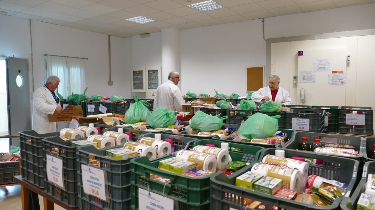 Voluntarios en una recogida de alimentos