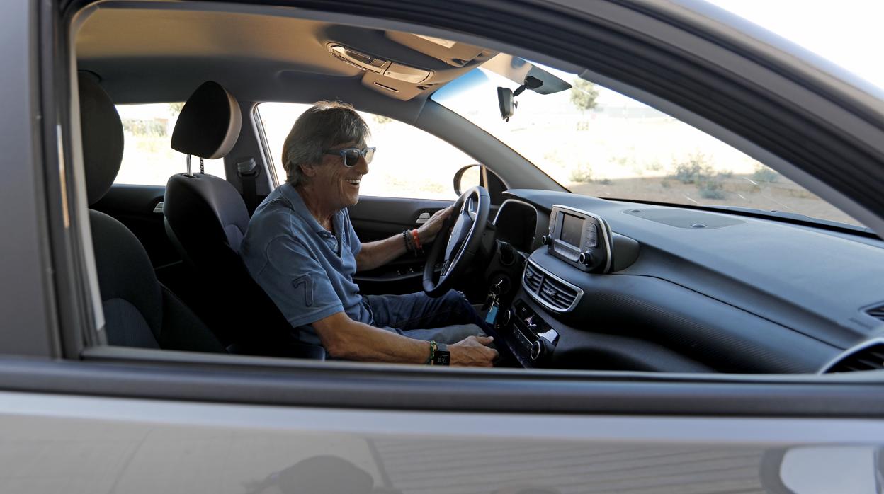 El entrenador del Córdoba CF, Enrique Martín, conduce su coche