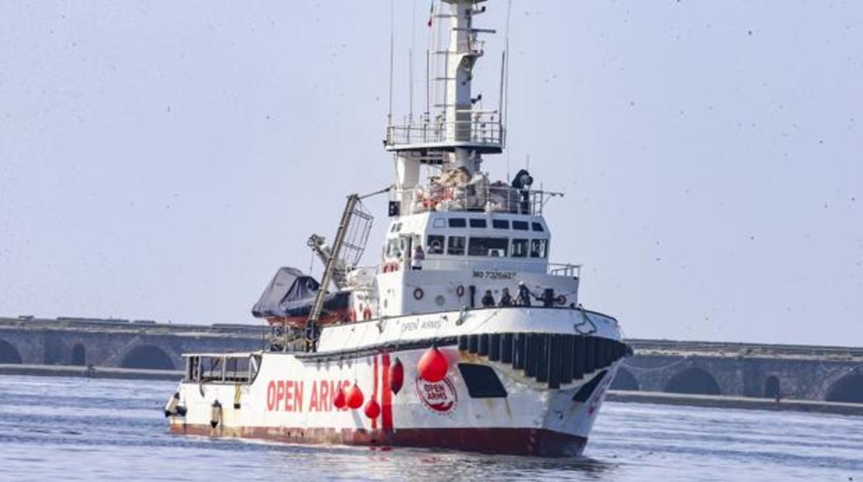 El barco que viaja cargado de inmigrantes rescatados del mar por el Mediterráneo