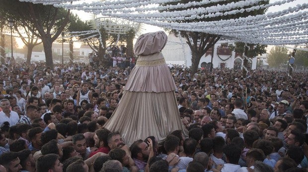 La Virgen del Rocío camina hacia Almonte