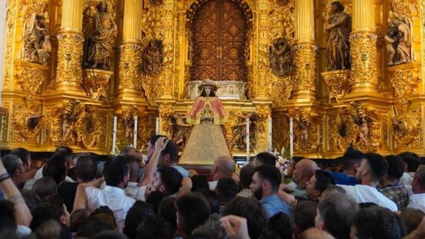 En vídeo: la Divina Pastora emprende su último paseo por El Rocío antes del Traslado