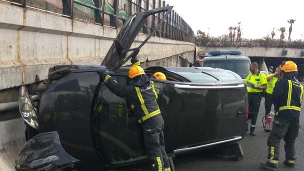 Un herido tras volcar su coche y chocar contra un muro en Málaga capital