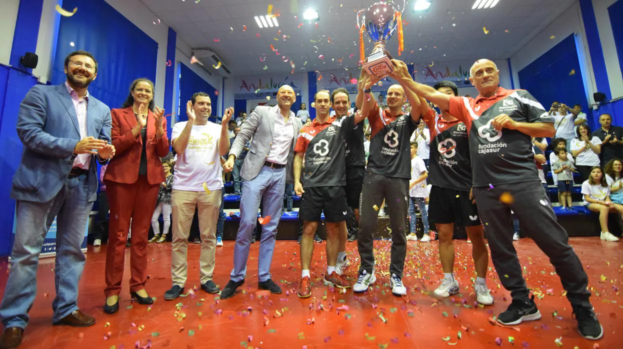 La plantilla del Cajasur Priego celebra el título de campeón del Liga del curso pasado