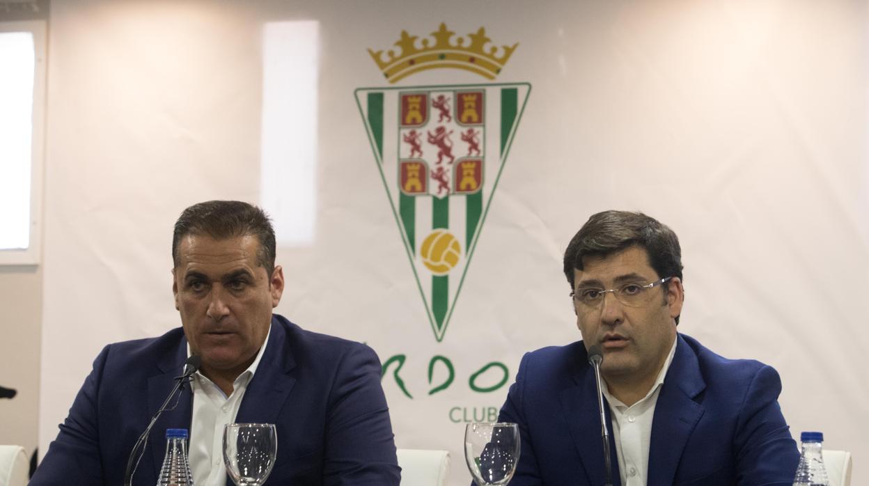 El presidente del Córdoba, Jesús León, junto a José Ramón Sandoval, uno de los acreedores