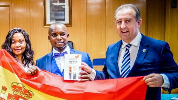 Vox presume de integración casando a una pareja de africanos a los que regala una bandera de España