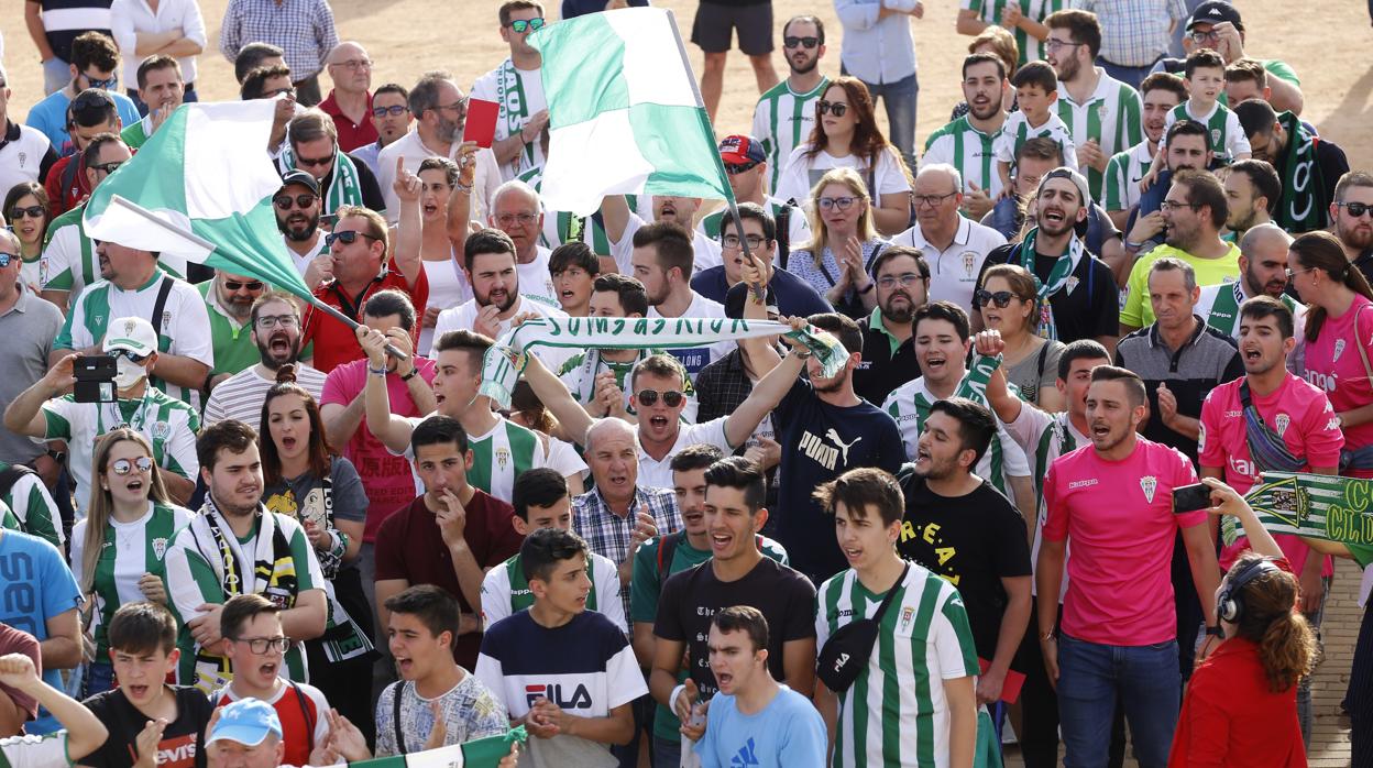 Protesta de los aficionados del Córdoba CF contra Jesús León en mayo