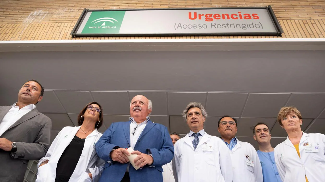 El consejero de Salud y Familias de la Junta de Andalucía, Jesús Aguirre, durante su visita al hospital Virgen del Rocío