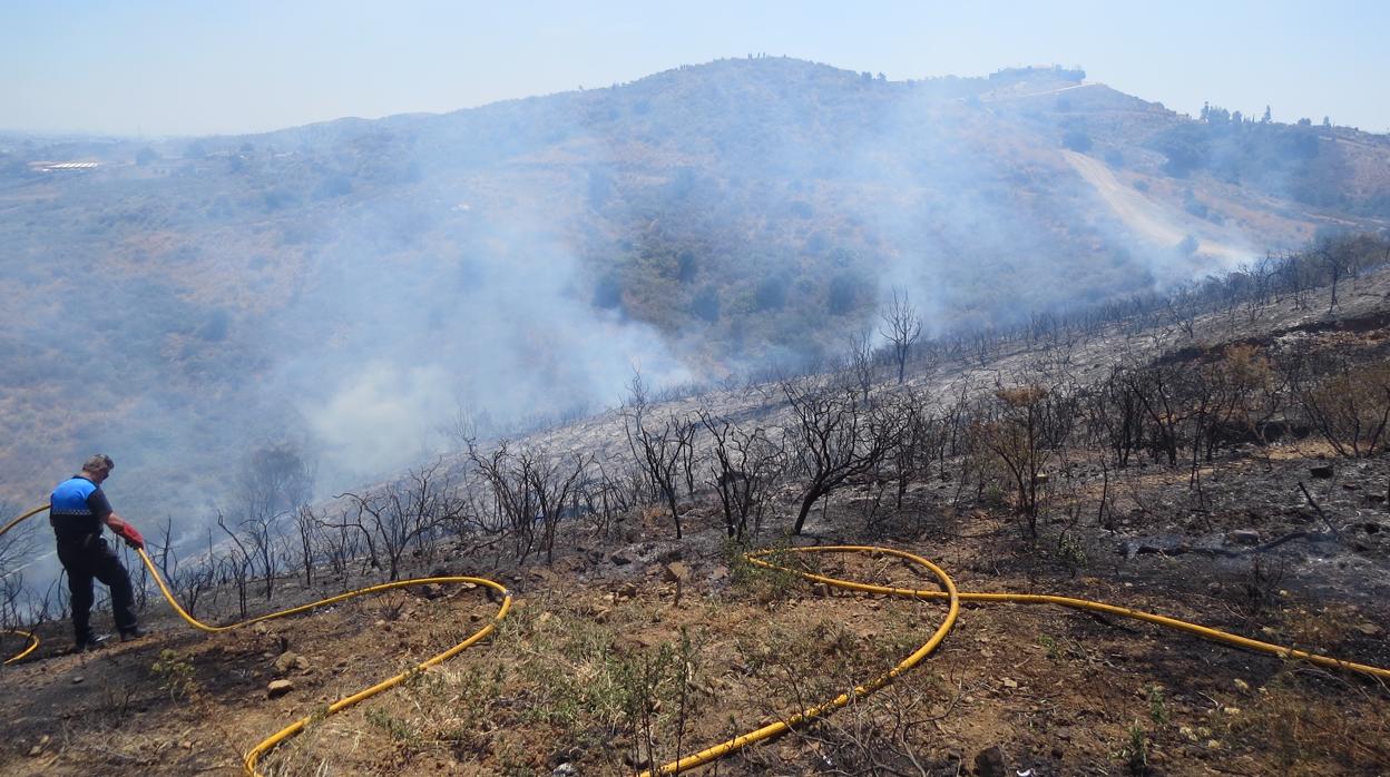 Labores de extinción de uno de los incendios