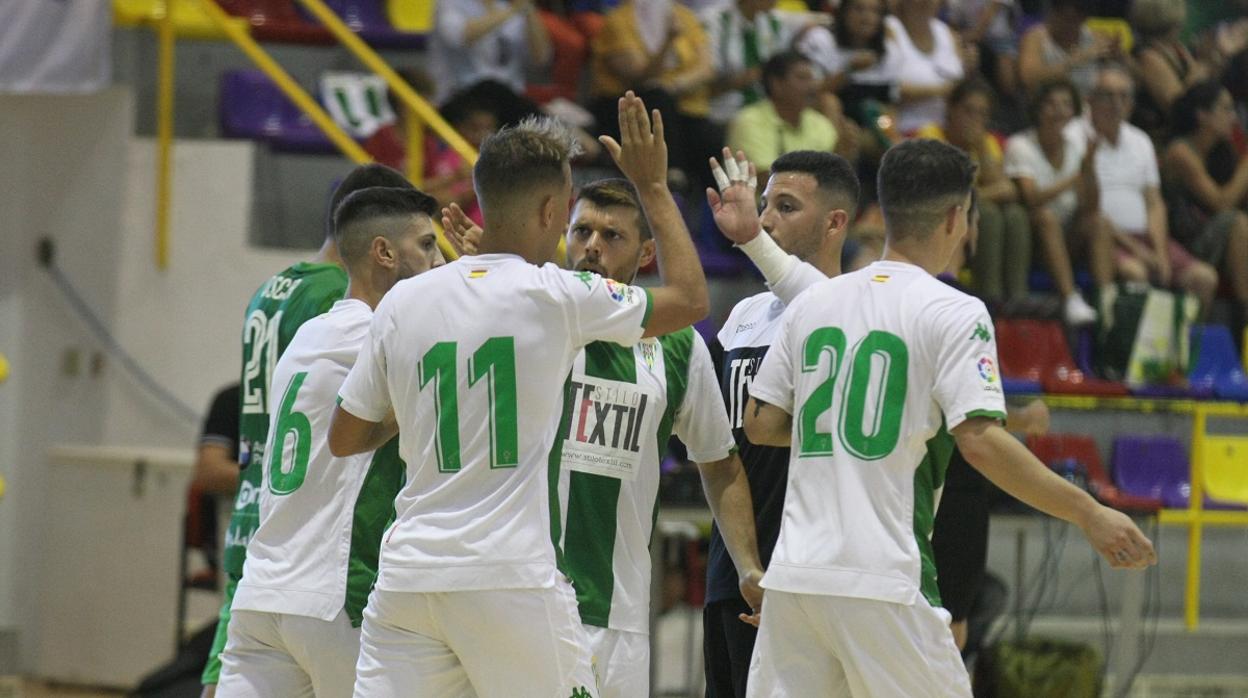 Los jugadores del Córdoba celebran un gol