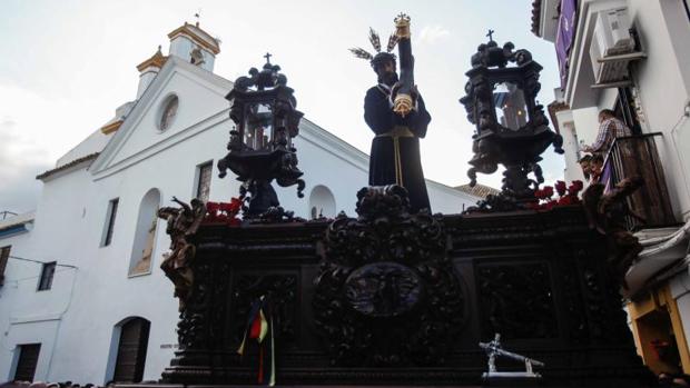 La hermandad de la Pasión de Córdoba restaura su cruz barroca para la magna