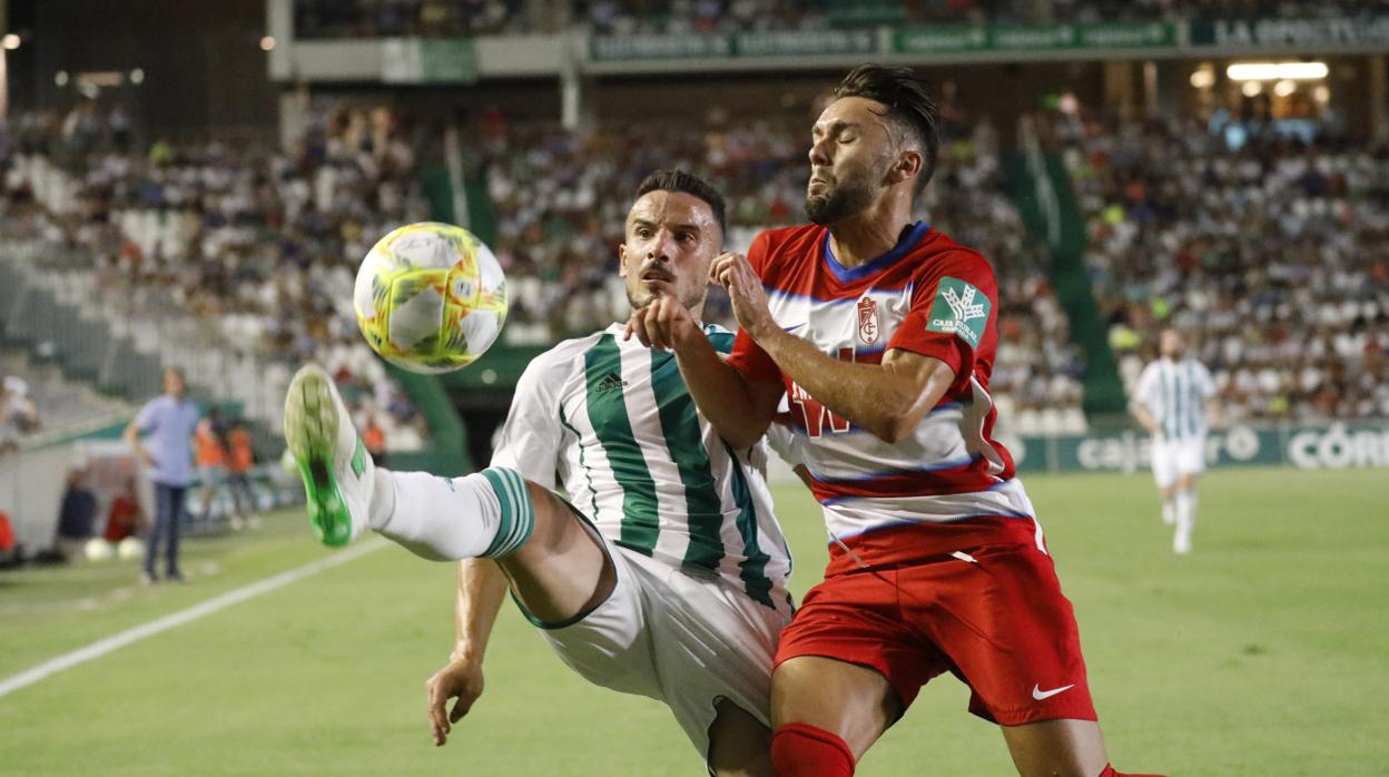 Fernández pugna por el balón con Mario