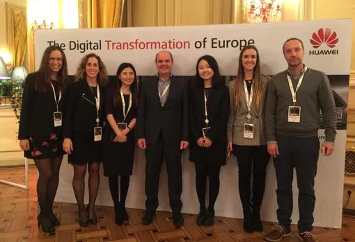 Parte del equipo de Smartwoks con miembros de Huawei Bruselas en un evento