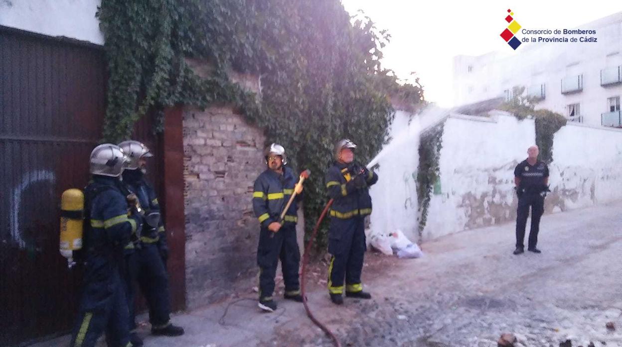 Actuación del Cuerpo de Bomberos en la calle Santa María de la Merced