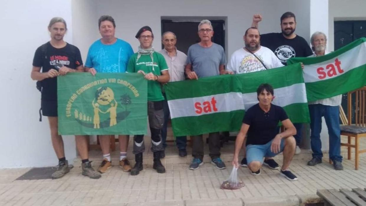 Miembros del sindicato en la finca ocupada