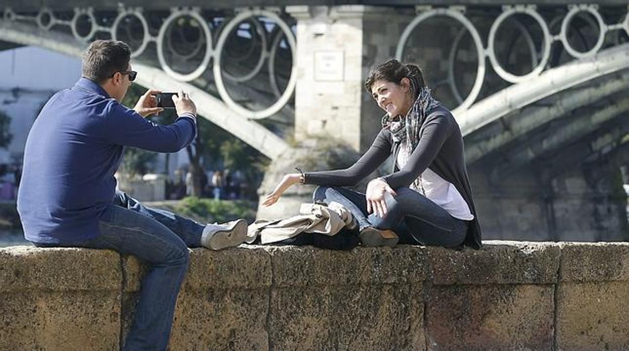 Turistas en el puente de Triana