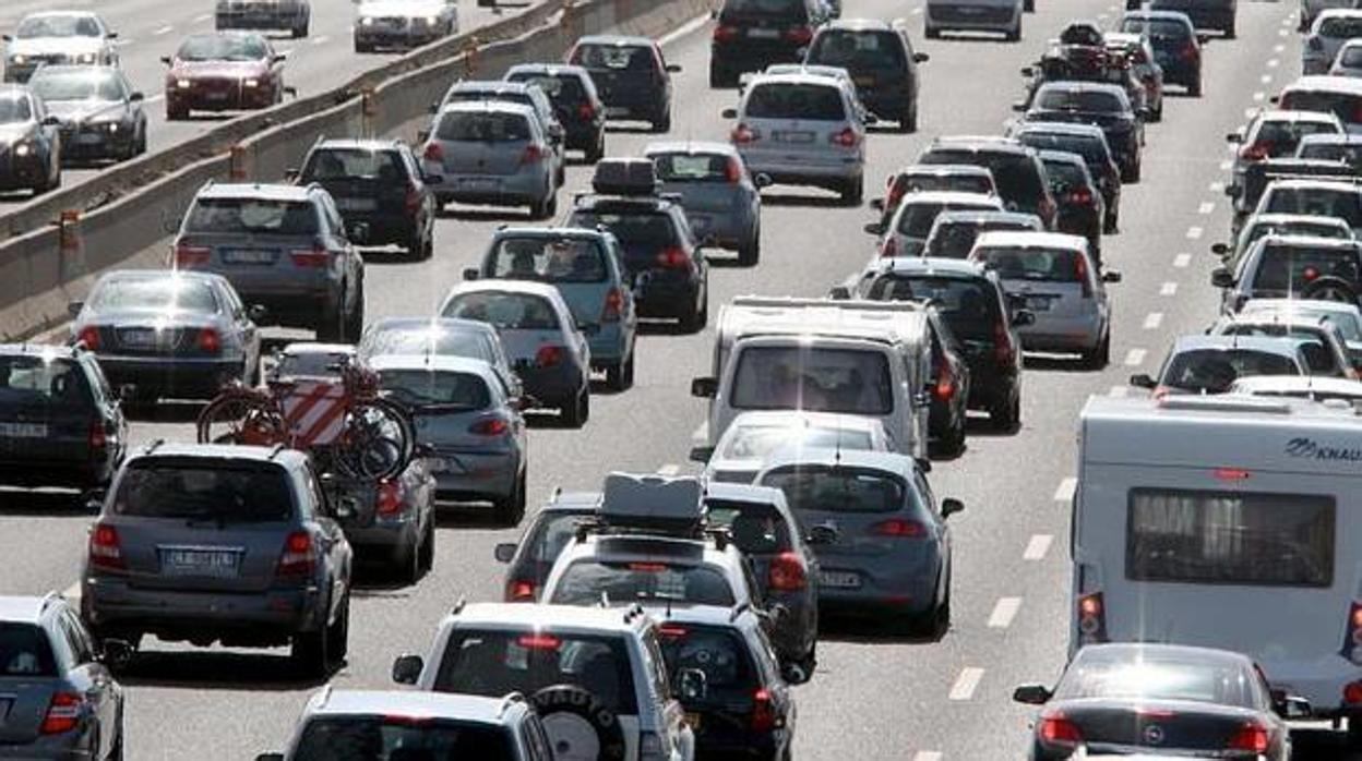 Seis heridos en una colisión entre un autobús, un camión y un turismo en Málaga