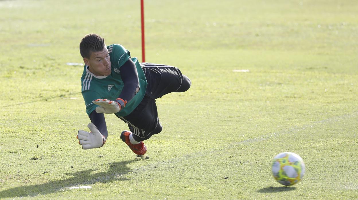 El portero del Córdoba CF Isaac Becerra