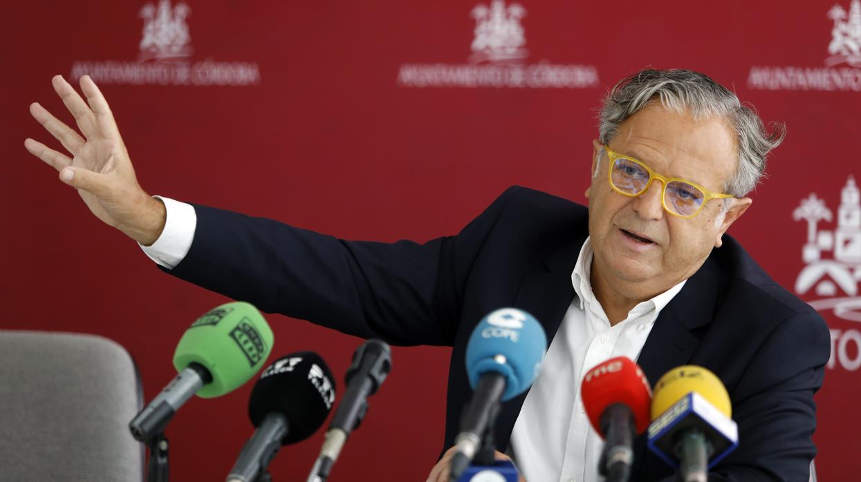 Salvador Fuentes durante una rueda de prensa en el Ayuntamiento