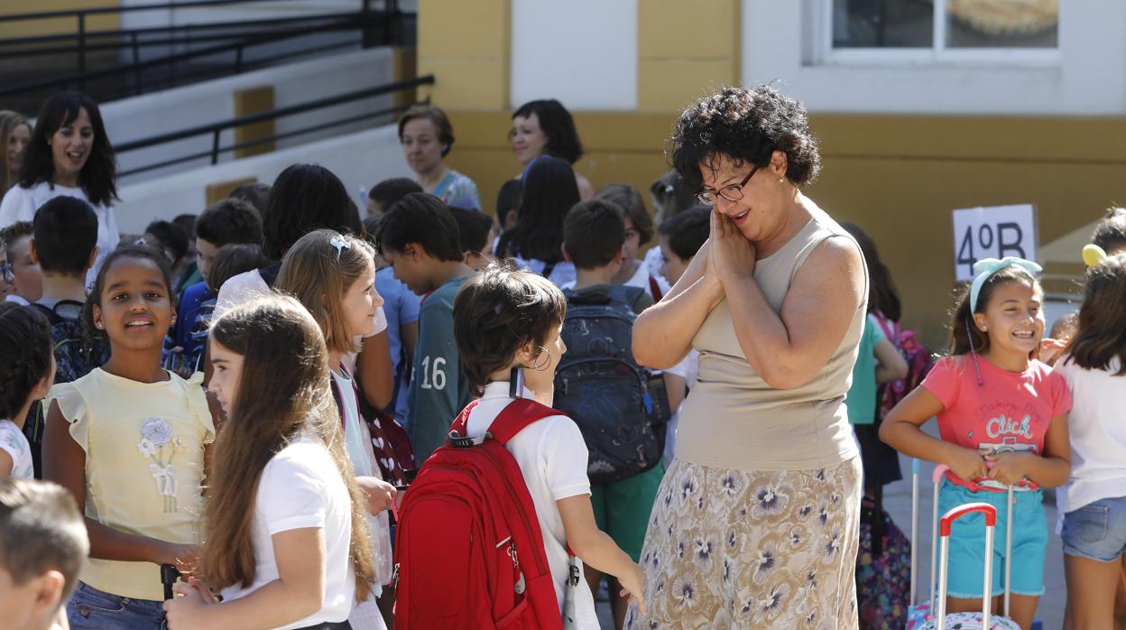 Un grupo de alumnos de un colegio vuelven a clase después del verano