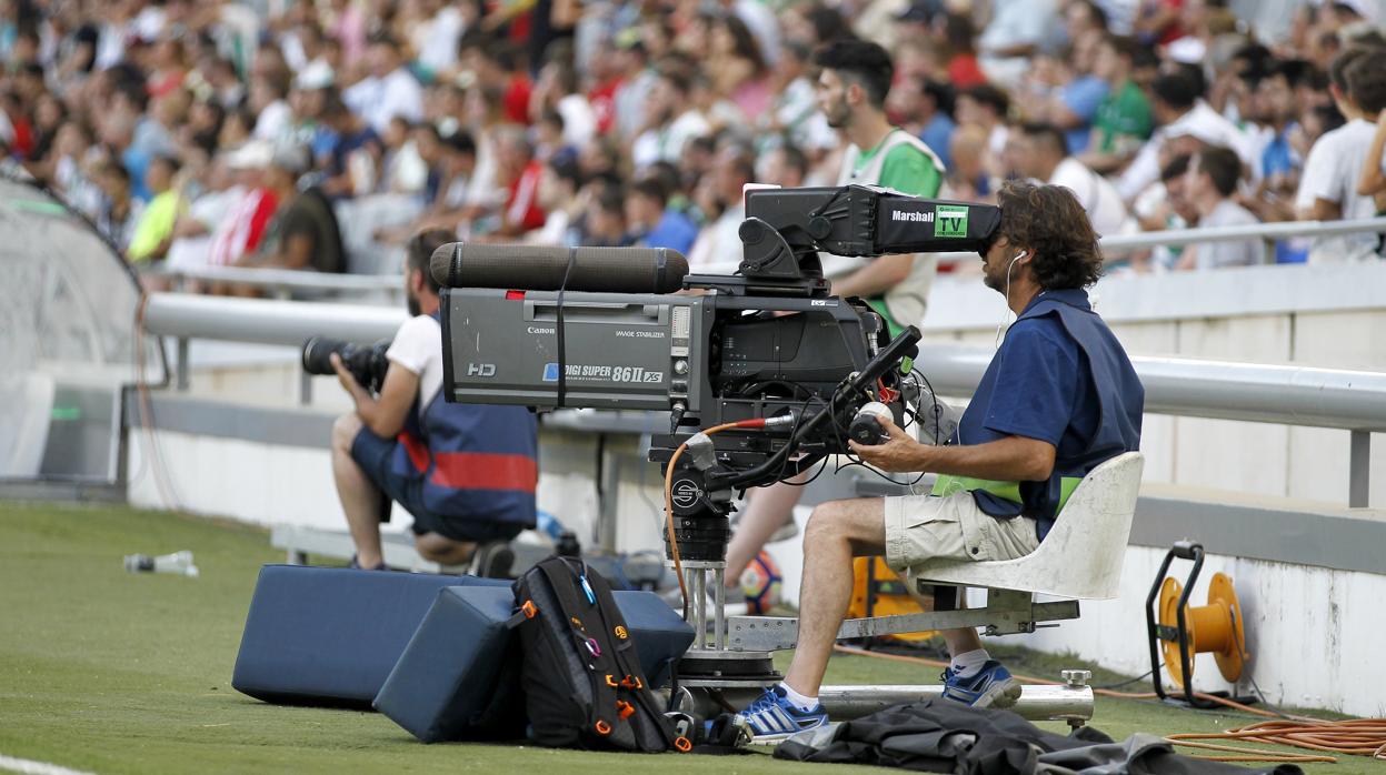 Un operador de cámara, en el estadio El Arcángel