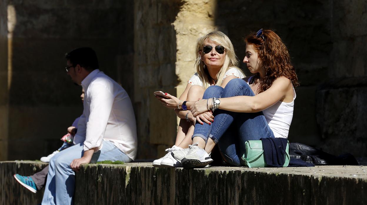 Dos mujeres en la Mezquita Catedral