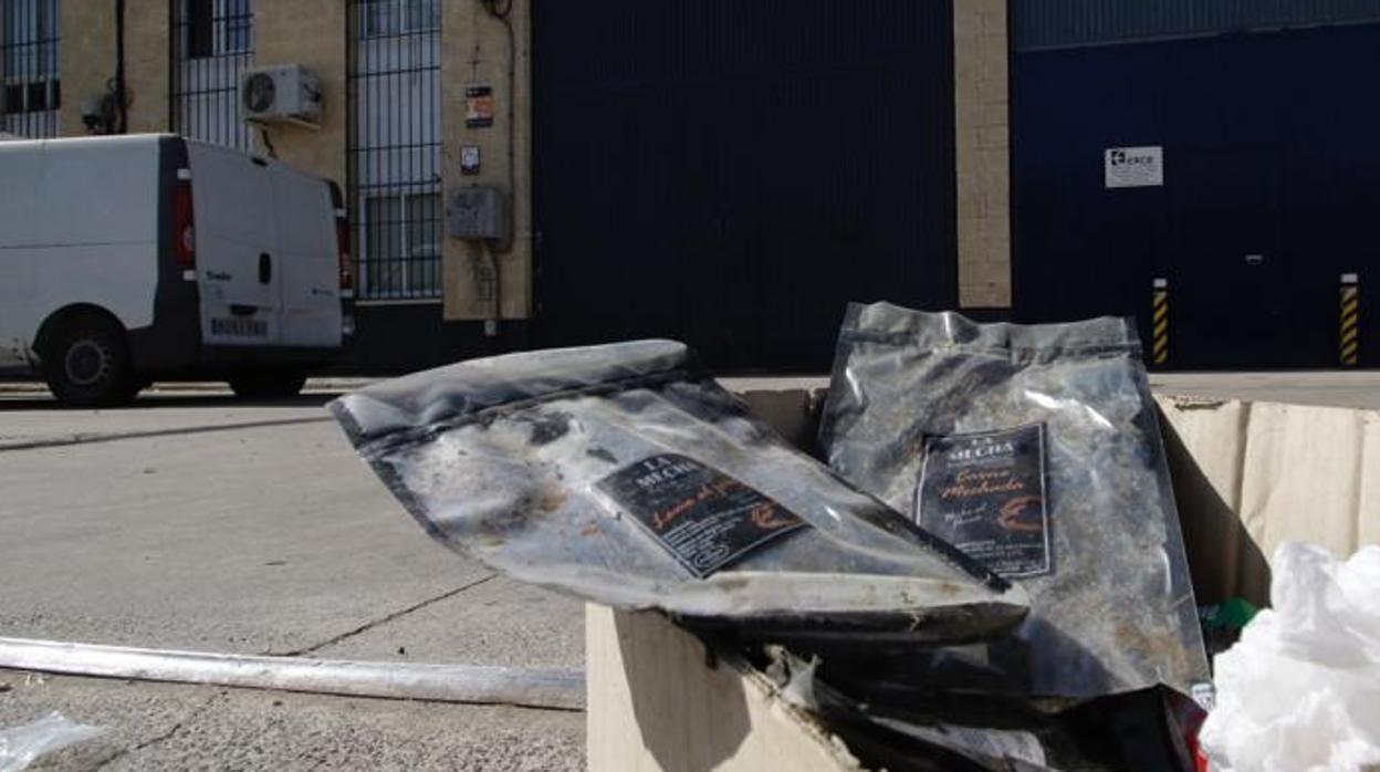 Paquetes vacios de carne de Magrudis a las puertas de su sede