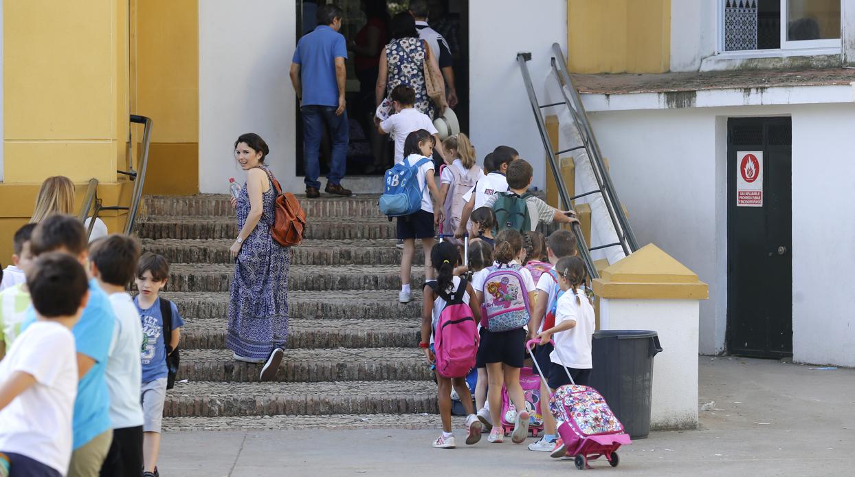 Alumnos entrando en el Colegio Colón