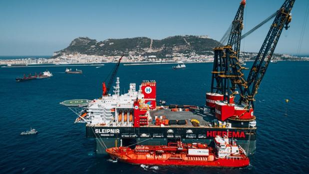 El buque grúa más grande del mundo recibe el mayor suministro de gas natural licuado en Gibraltar