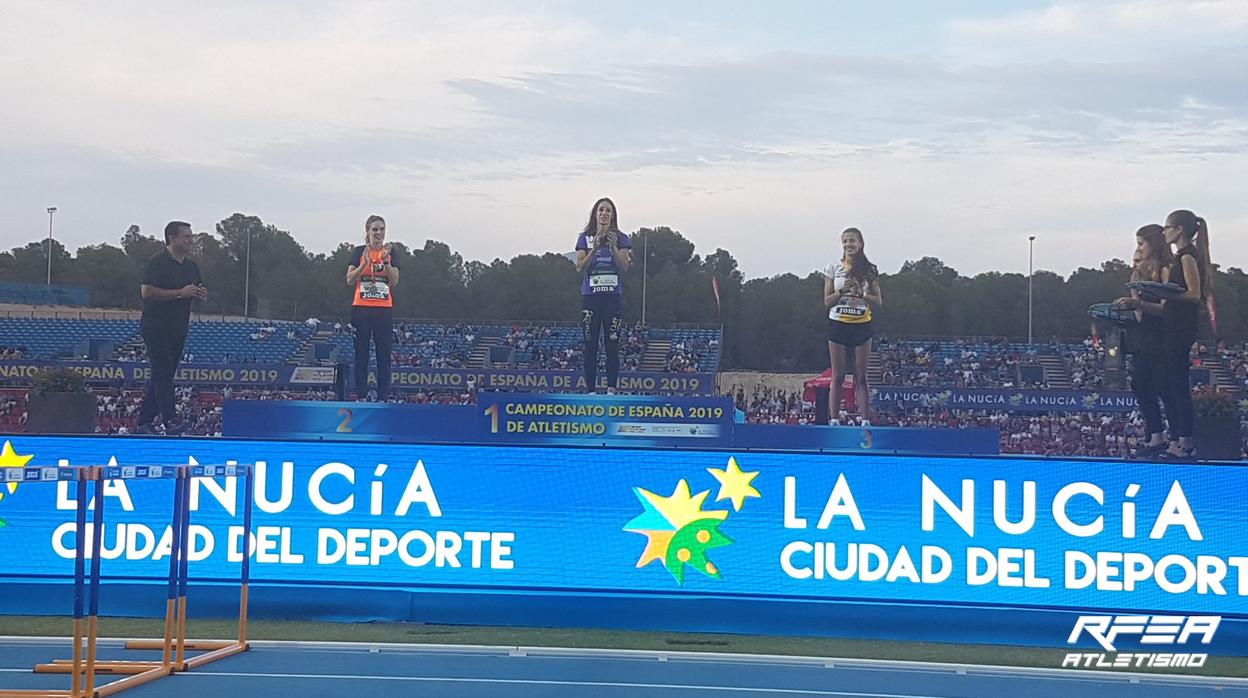 Carmen Romero, en el podio tras lograr la medalla