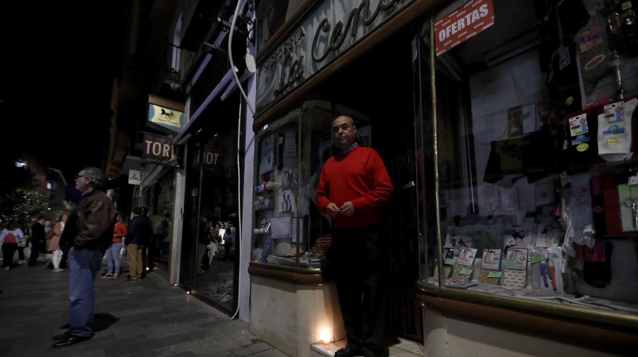 Un comerciante durante una protesta por falta de luz en Cruz Conde