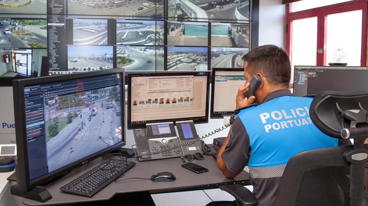 Un agente de la Policía Portuaria de Algeciras en el Centro de Control