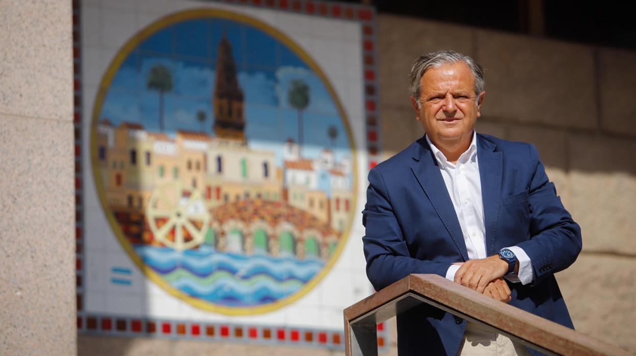 El edil de Urbanismo y Hacienda, ayer a la entrada del Ayuntamiento de Córdoba