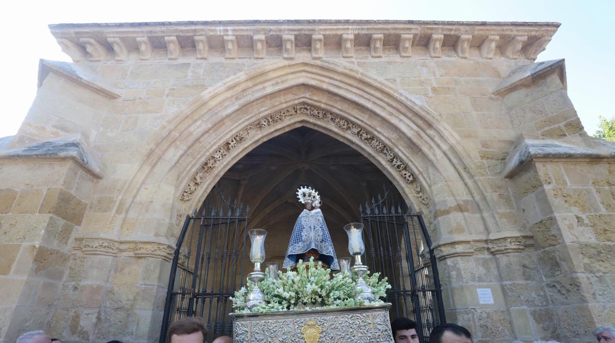 La Virgen de la Fuensanta iniciando su traslado