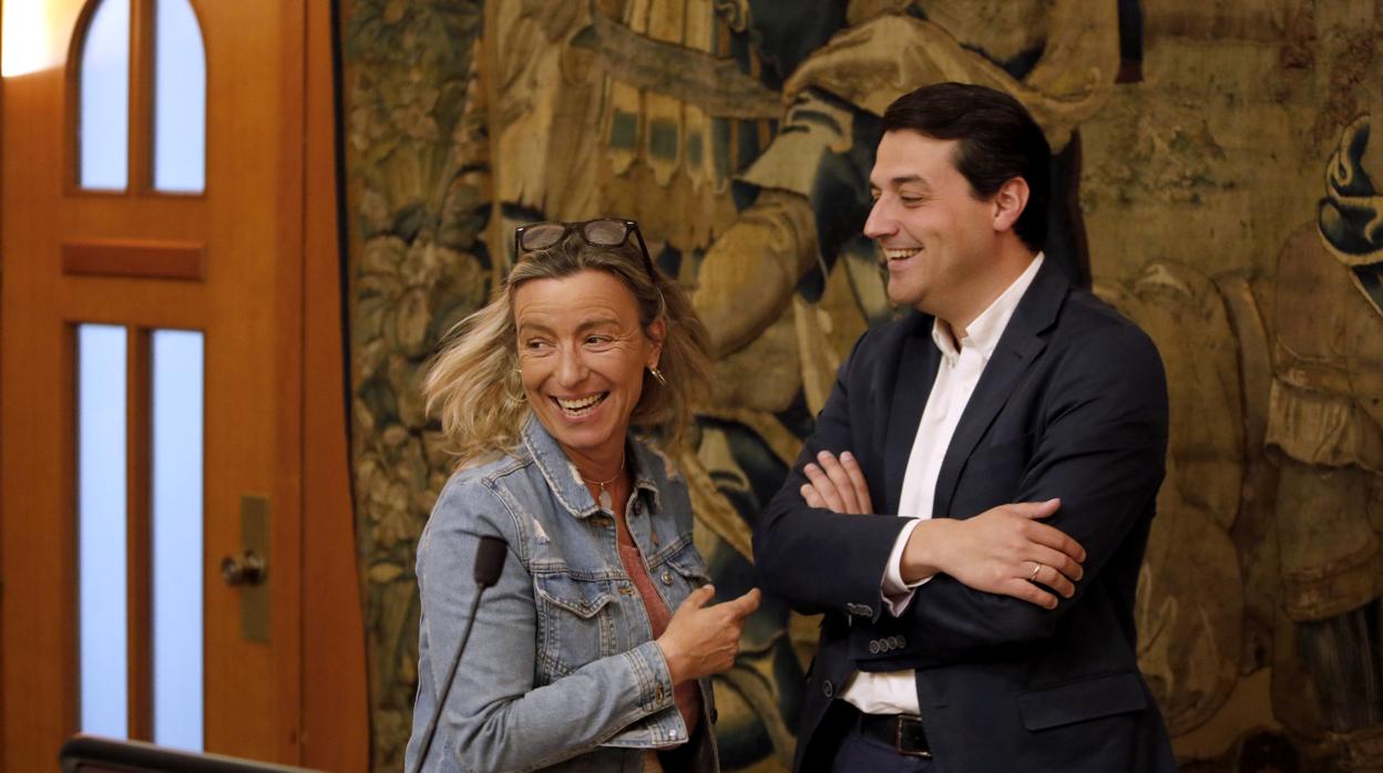 La delegada de Turismo, Isabel Albás, junto al alcalde de Córdoba, José María Bellido