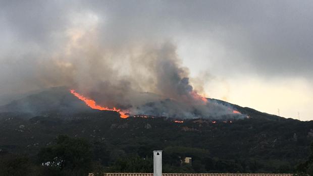 Declarado un incendio forestal en el término municipal de Tarifa