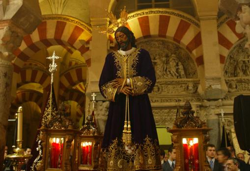 El Señor de la Sangre, en la Catedral de Córdoba en el Vía Crucis de las cofradías de 2003